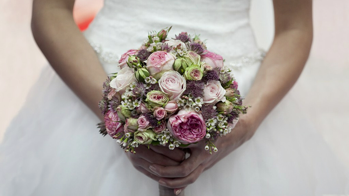 Hochzeitskleider, Ringe und Kirche