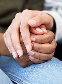 Zwei Hände, die ineinandergreifen, einander halten