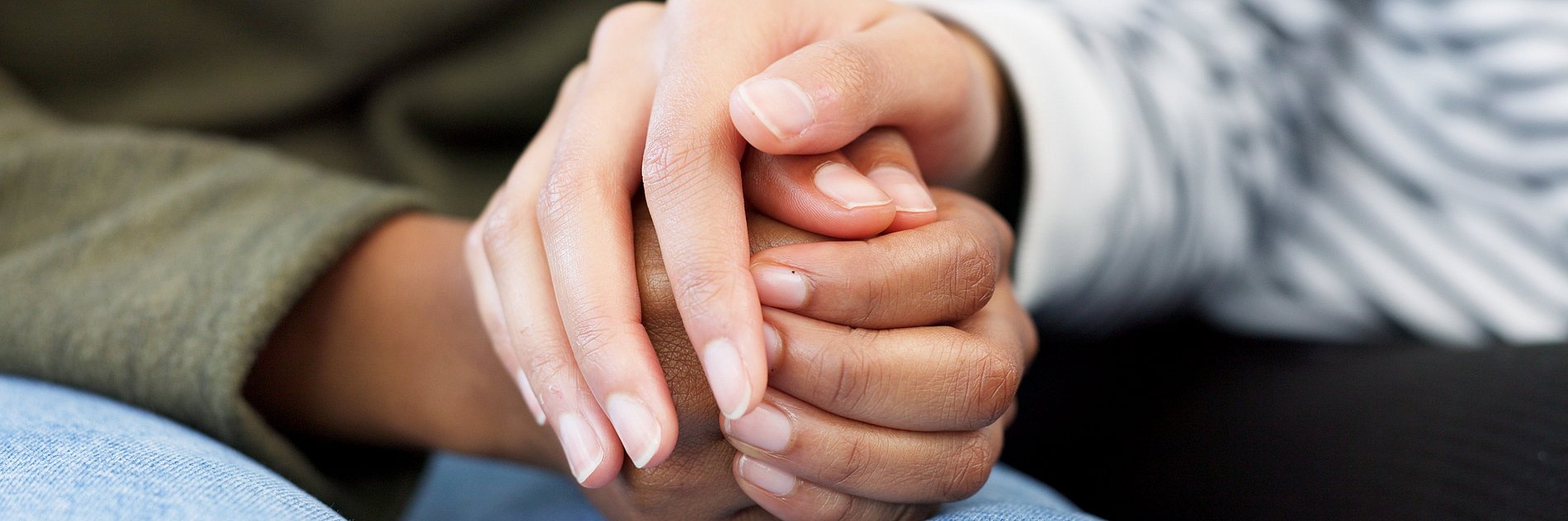 Zwei Hände, die ineinandergreifen, einander halten