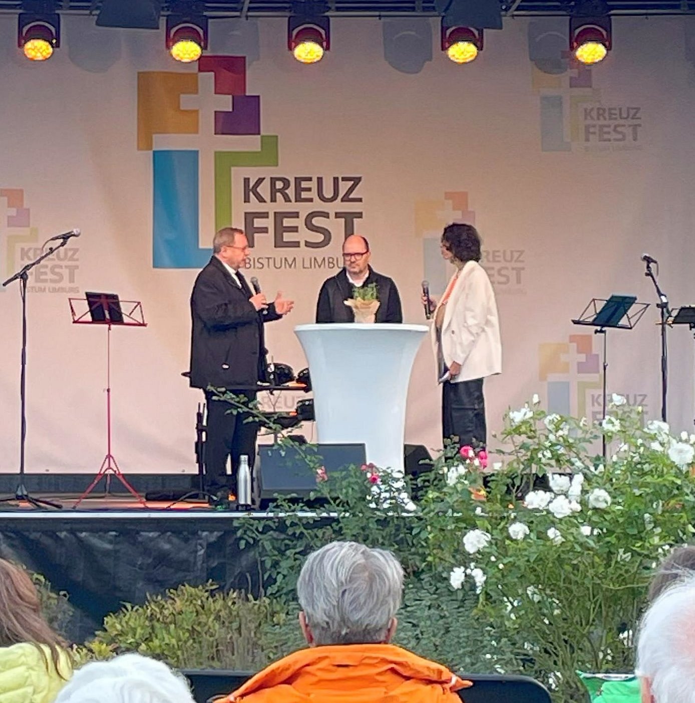 Bischof Dr. Georg Bätzing und missio Präsident Dirk Bingener im Gespräch mit Moderatoring Donna Henz über 50 Jahre weltkirchlicher Zusammenarbeit von Bistum und dem Hilfswerk missio.
