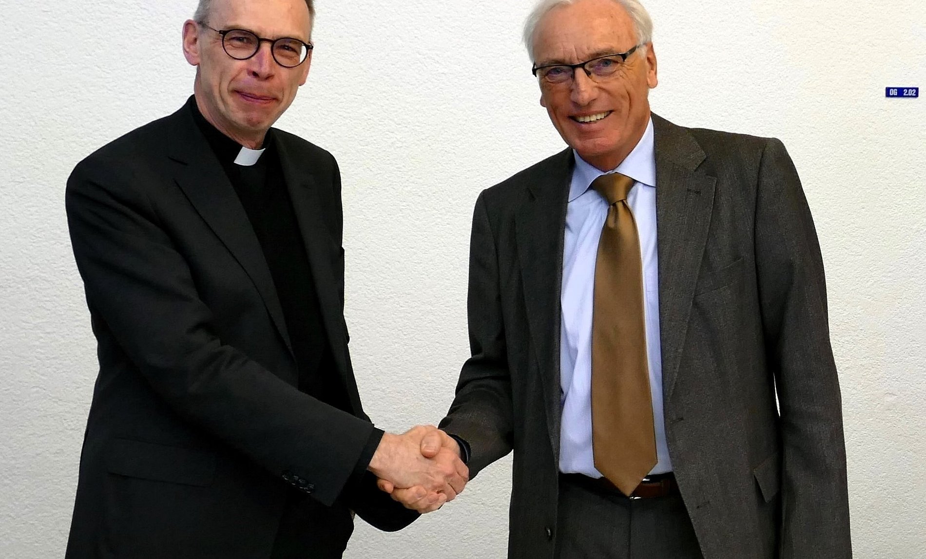 Generalvikar Dr. Wolfgang Pax bedankt sich bei dem scheidenden Vorsitzenden des Kirchensteuerrates, Dr. Herbert Braun, für sein langjähriges Engagement.