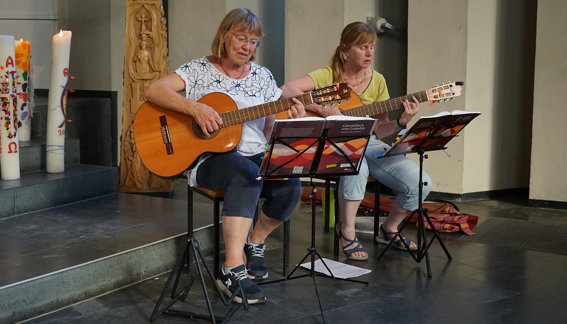 Musikalisch gestalteten Gabi Wegerich und Pia Münch die Andacht mit Gitarrenmusik.