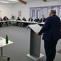 Der Diözesankirchensteuerrat des Bistums Limburg hat auf seiner Sitzung am Samstag, 7. Dezember 2024, einstimmig den Haushalt 2025 sowie einen Zehnjahresplan beschlossen. Mit der Sitzung endet die aktuelle Amtszeit des Gremiums. Der neu gewählte Kirchensteuerrat nimmt seine Arbeit Anfang 2025 auf.