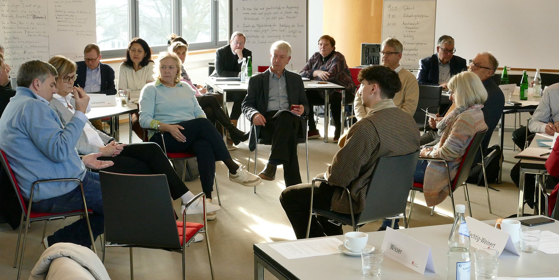 Das Foto zeigt die Teilnehmenden der abschließenden Fishbowl Diskussion. 
