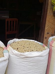 Drei Säcke voller grüner Kaffeebohnen