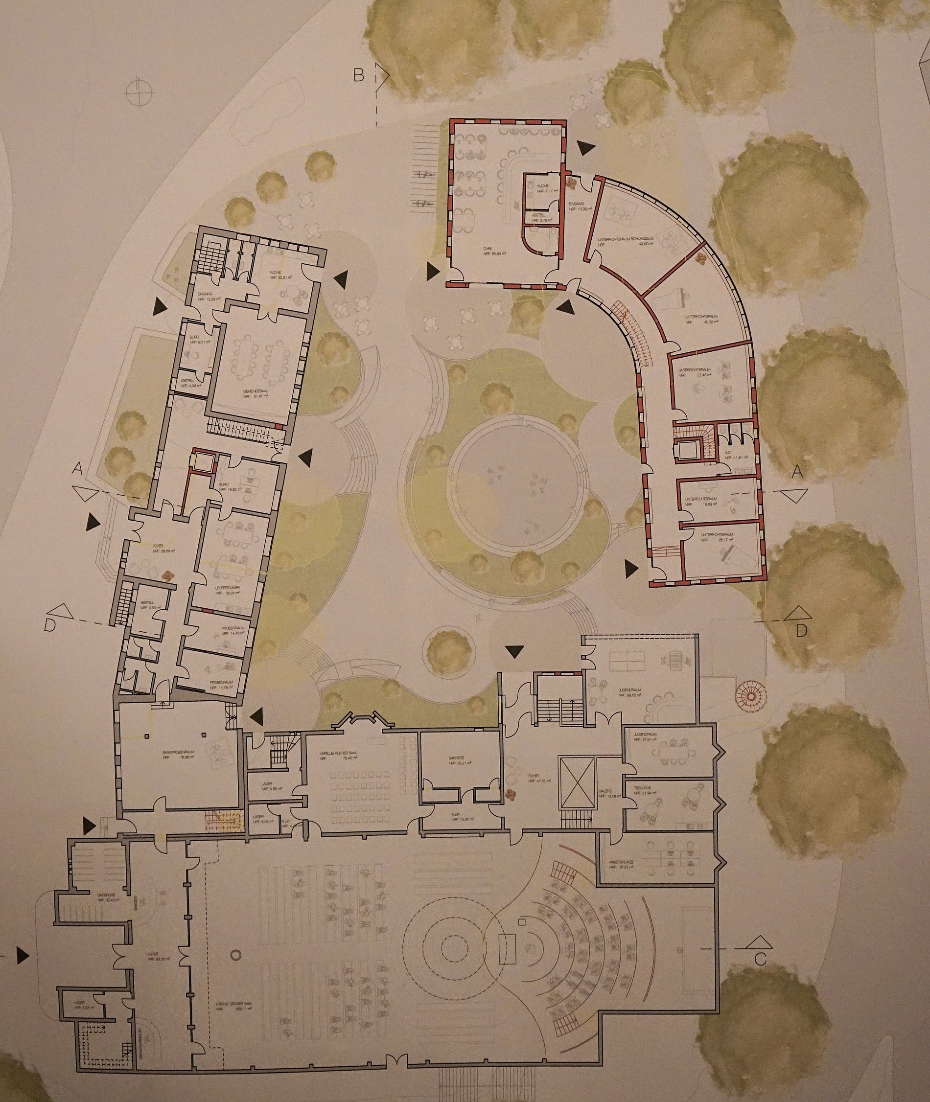 Abgebildet ist die Bauskizze mit altem Gebäudestand und dem möglichen Neubau. Die Gebäude sind ovalförmig auf dem Gelände angeordnet.