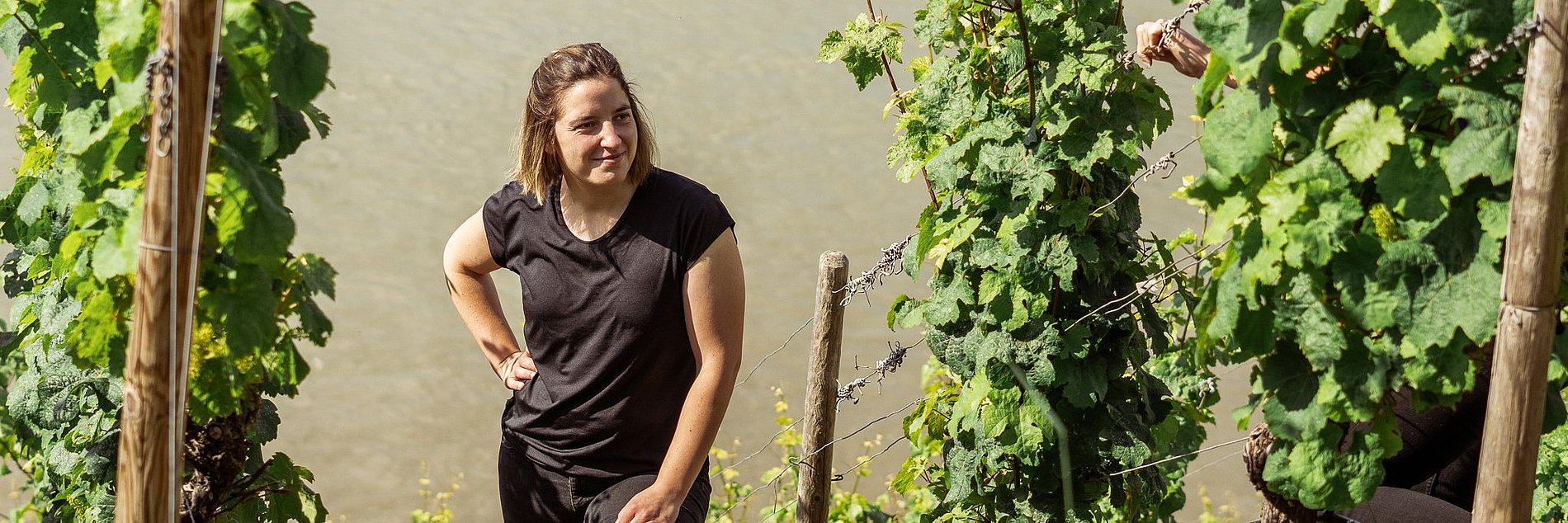 Mariett Schmoranz steht in einem Weinberg in Rüdesheim. Sie ist die neue Geschäftsführerin des Bischöflichen Weinguts.