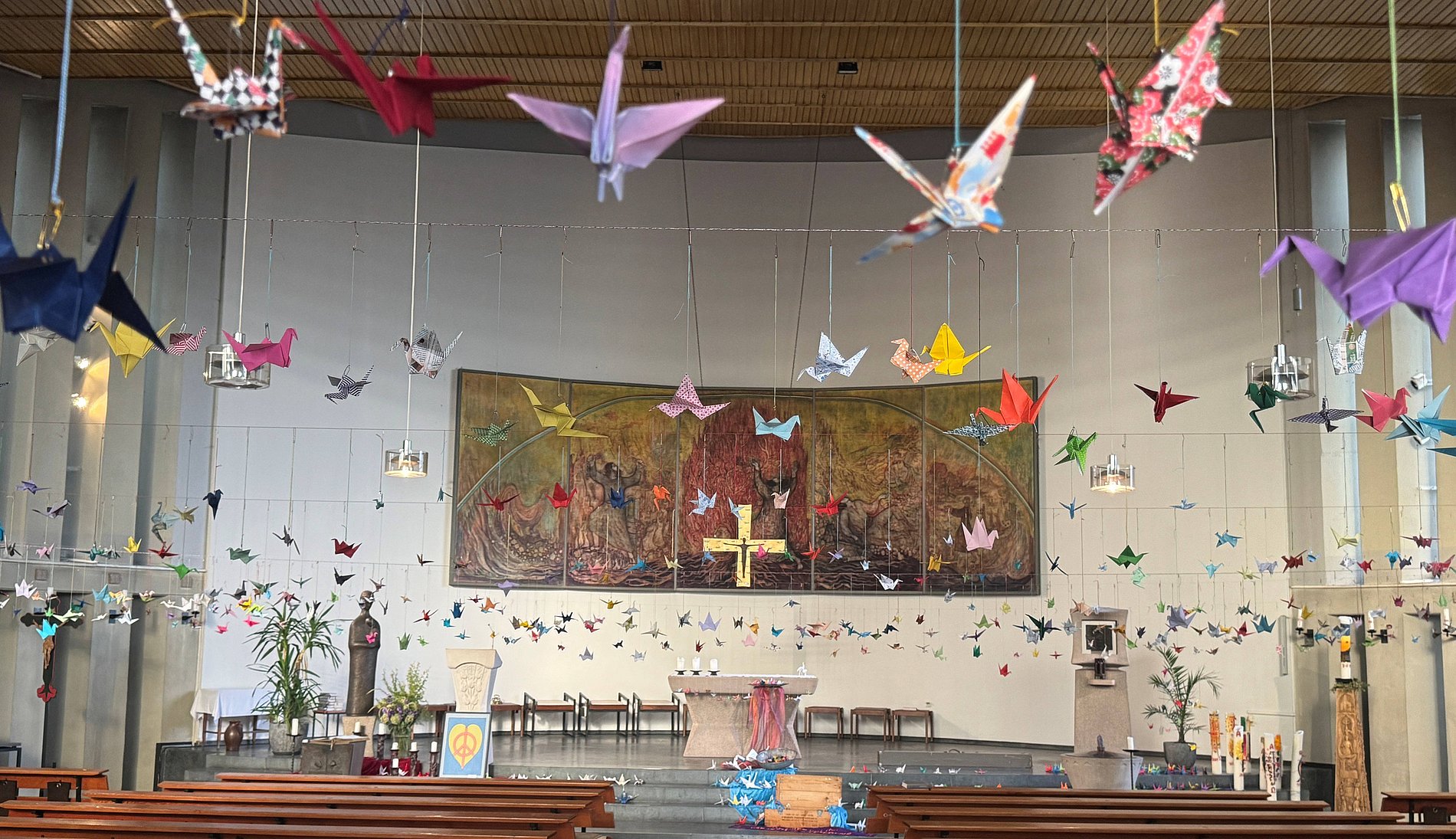 Kleine Kraniche mit großer Wirkung: über tausend Papiervögel zieren St. Peter und Paul in Schierstein.