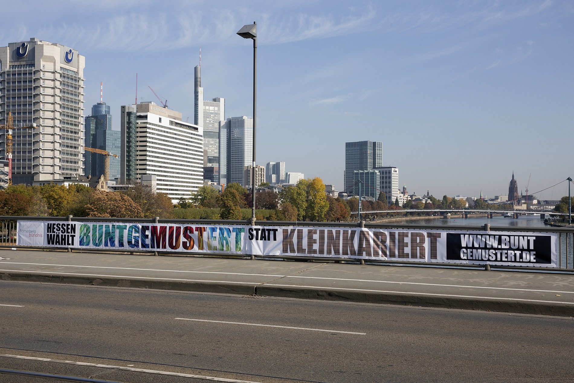 Römerbergbündnis, Banner an der Friedensbrücke