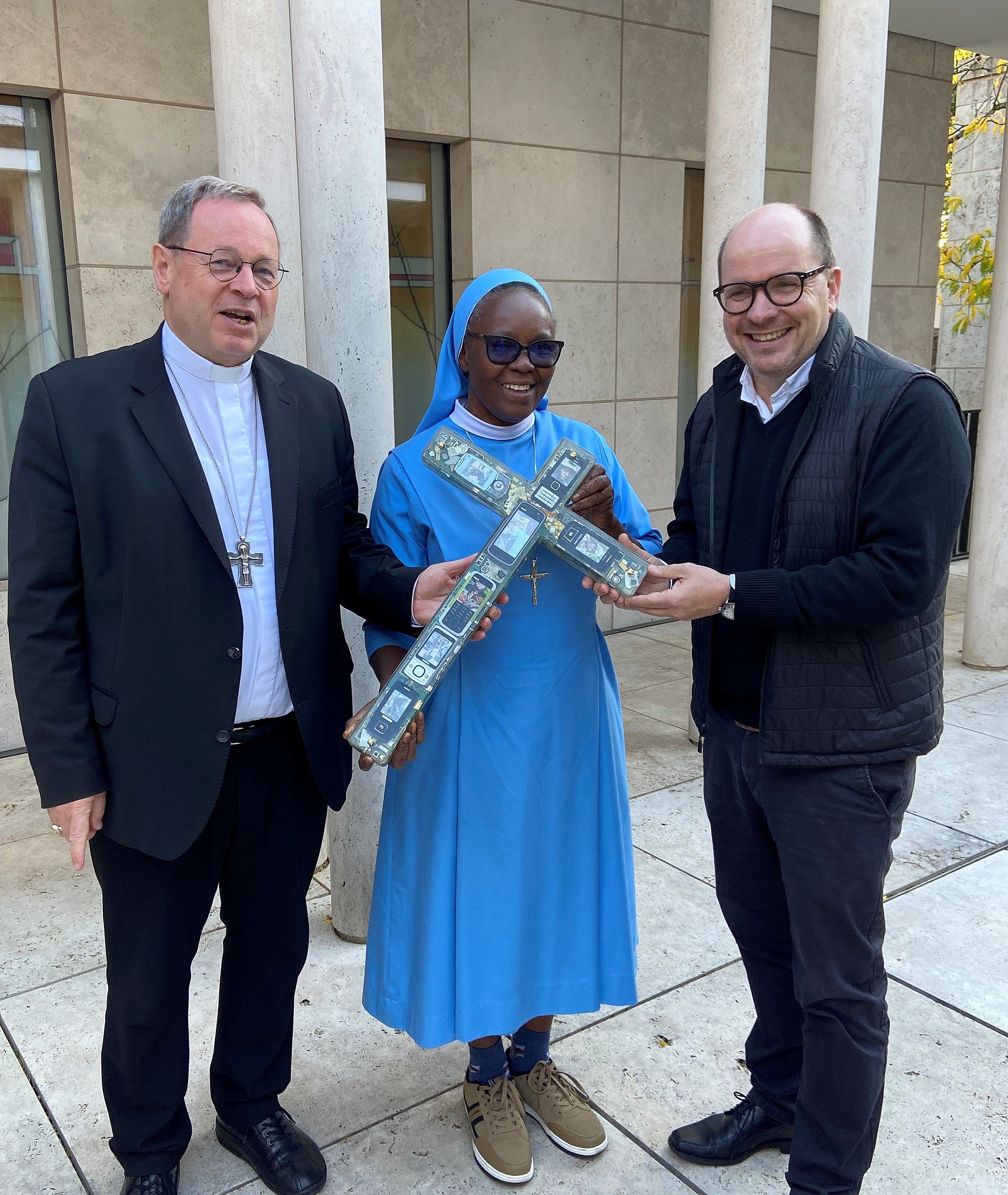Bischof Dr. Georg Bätzing, Sr. Mercy Benson aus Ghana und Pfarrer Dirk Bingener, Präsident von missio Aachen mit dem Recyclingkreuz.