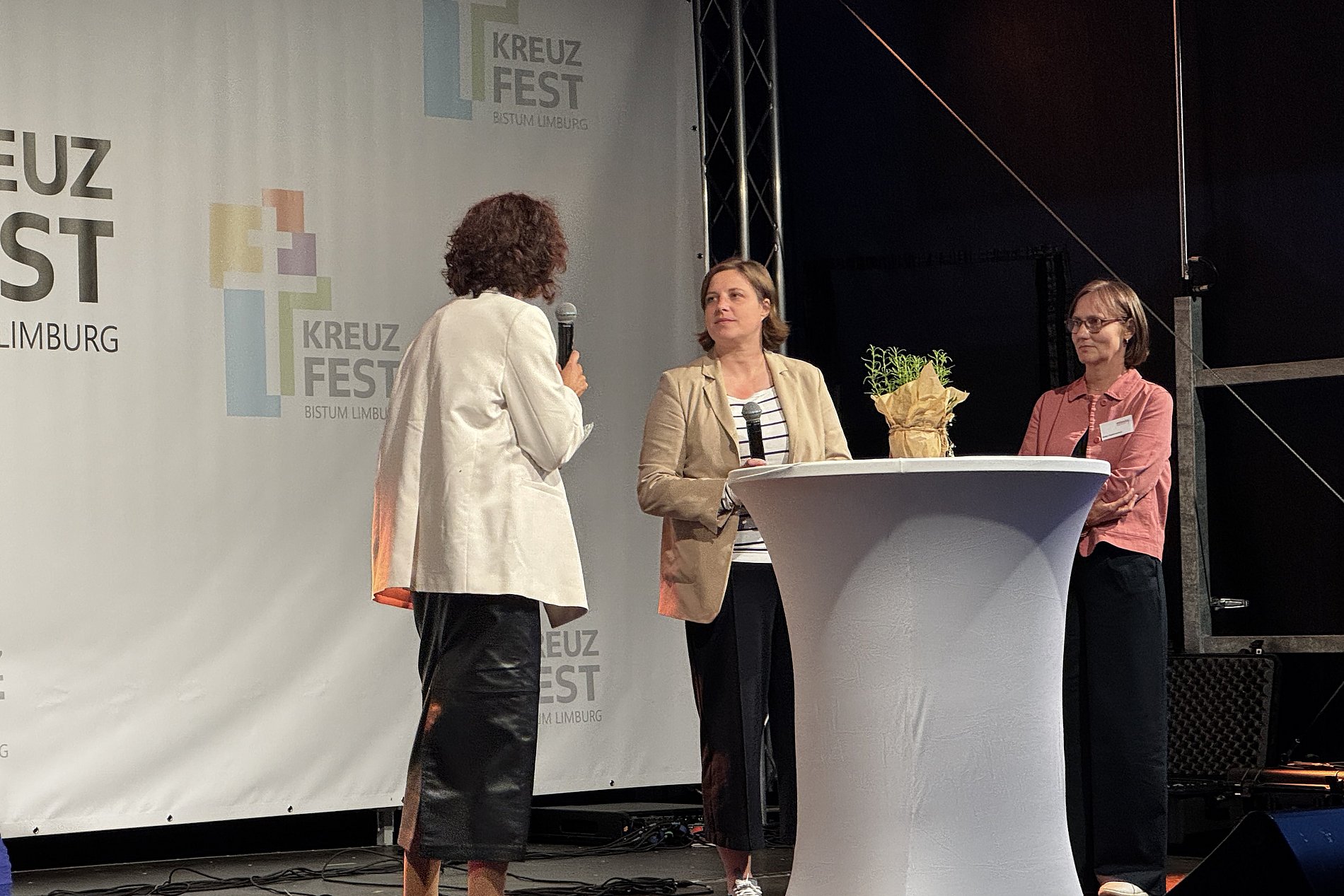 Die Moderatorin Donna Henz im Gespräch mit Stephanie Kloidt, Referentin für Weltkirche im Bistum Limburg, und Katja Heidemanns, Leiterin Spendenabteilung missio Aachen.