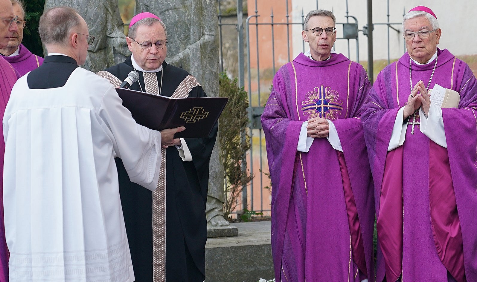 Bischof Georg Bätzing spricht den Segen auf dem Domherrenfriedhof.