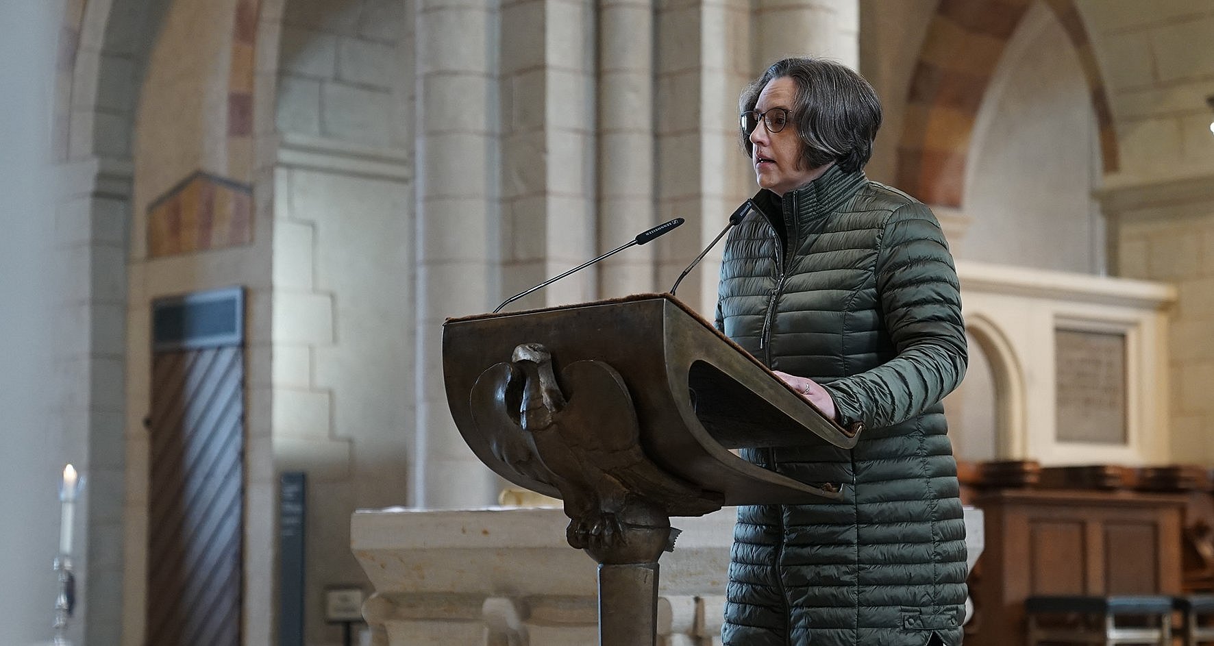 Martina Pfeiffer liest als Lektorin am Ambo