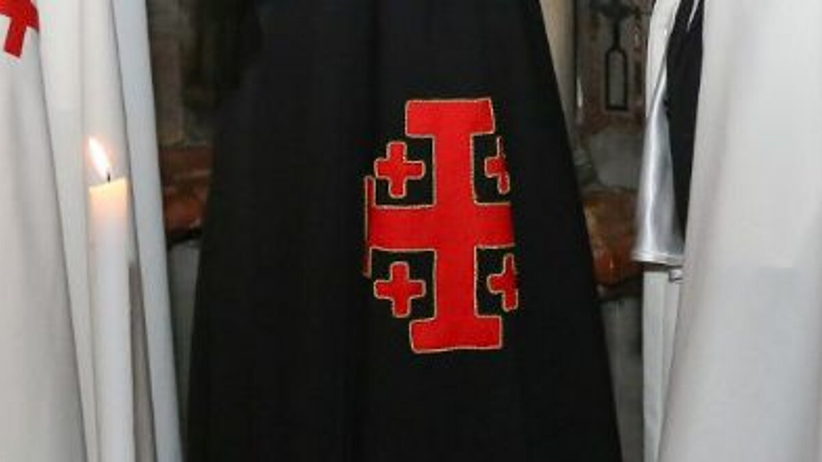 Ordenskreuz und Mantel für 22 neue Ritter und Damen