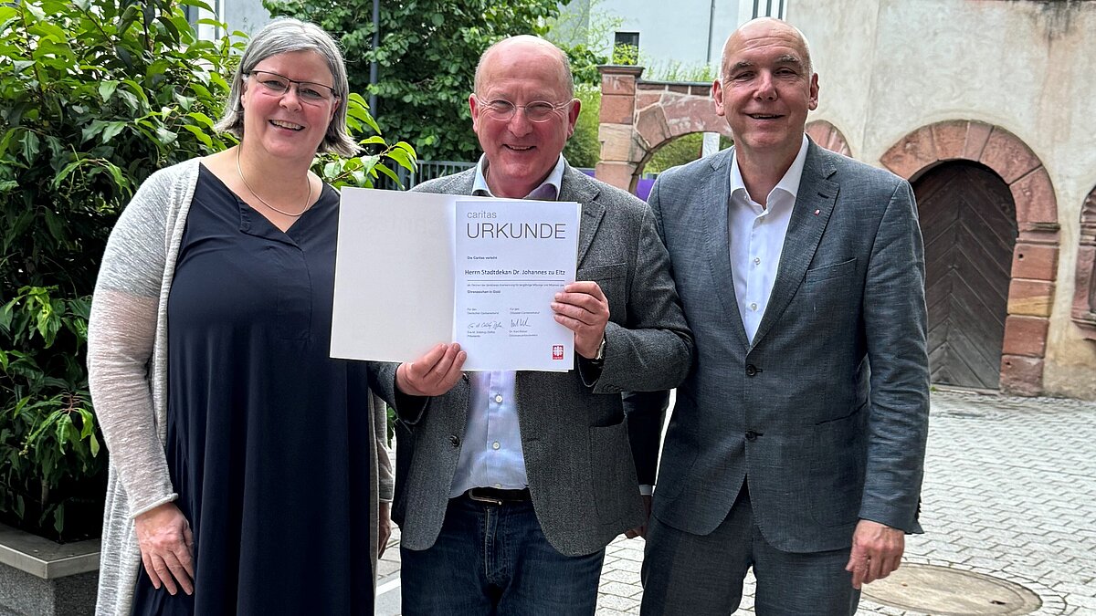 Goldene Ehrennadel für ehemaligen Stadtdekan Johannes zu Eltz