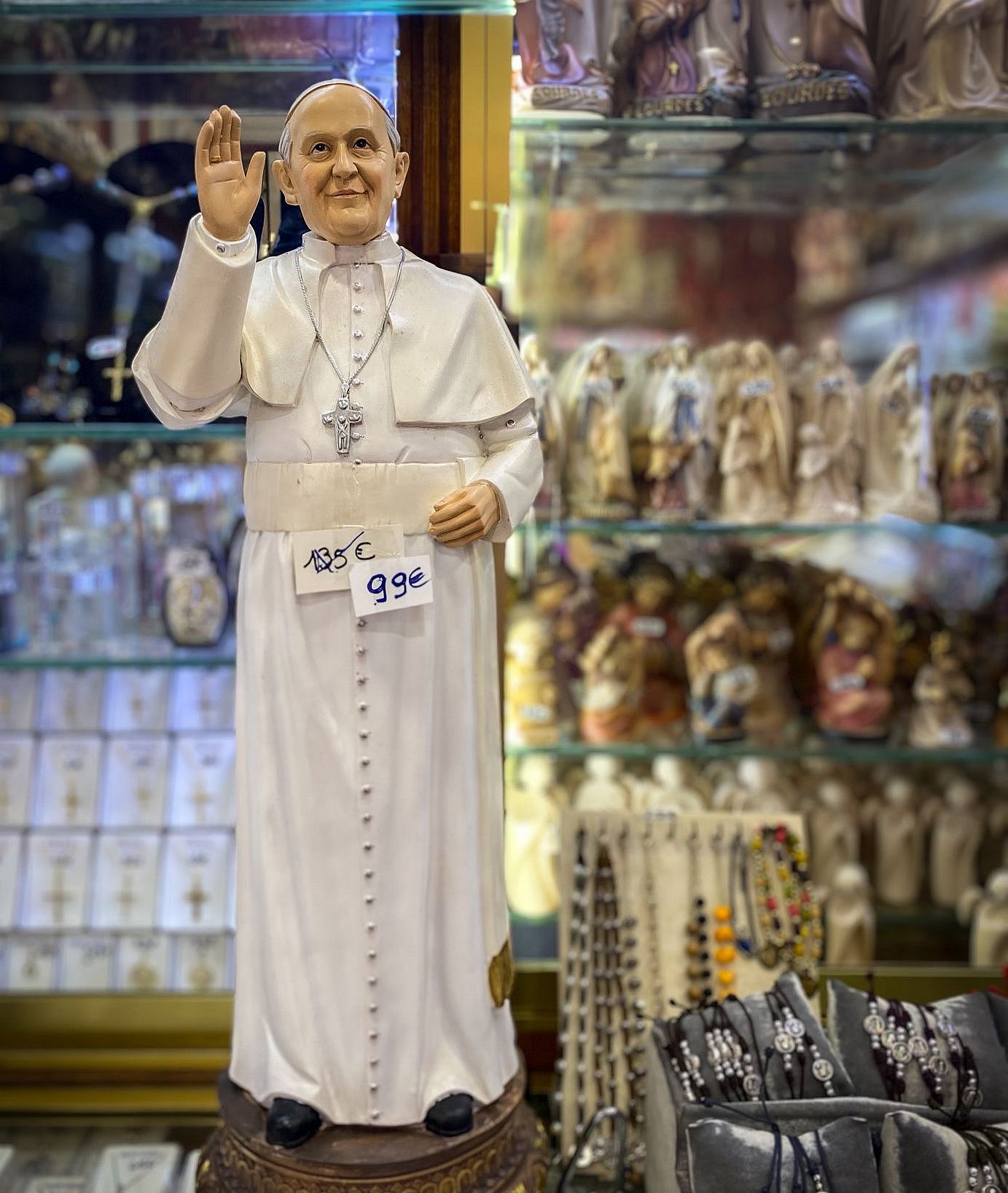 Papstfiguren im Sonderangebot