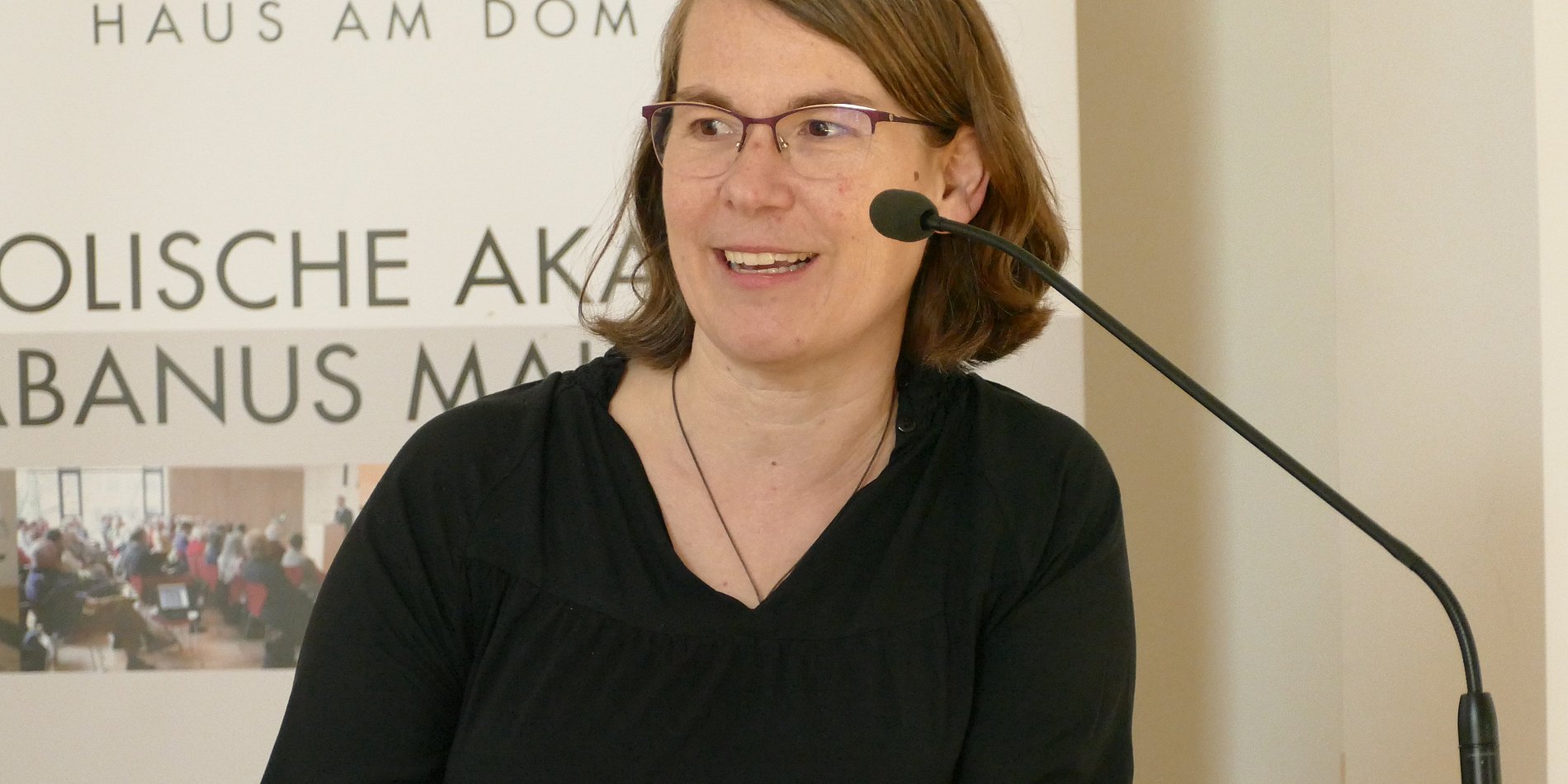 Dr. Isabelle Clessienne, Mitglied des Präsidiums der Diözesanversammlung, führte in die Beschlussfassung zum Beitritt ökumenisches Netzwerk "Eine Erde" ein.