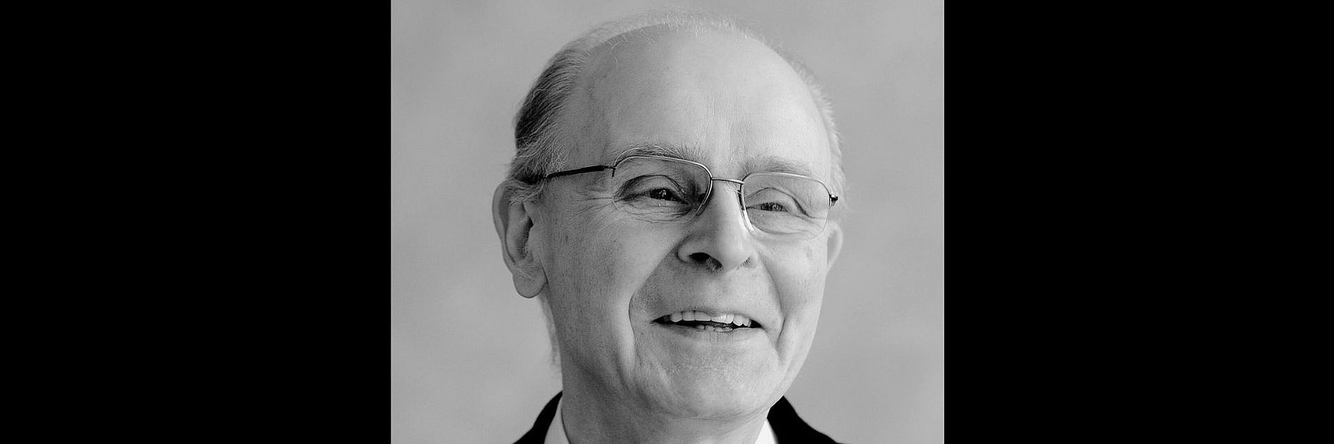 Ein Porträtfoto von Bischof Franz Kamphaus in schwarz-weiß