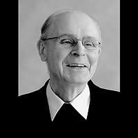 Ein Porträtfoto von Bischof Franz Kamphaus in schwarz-weiß