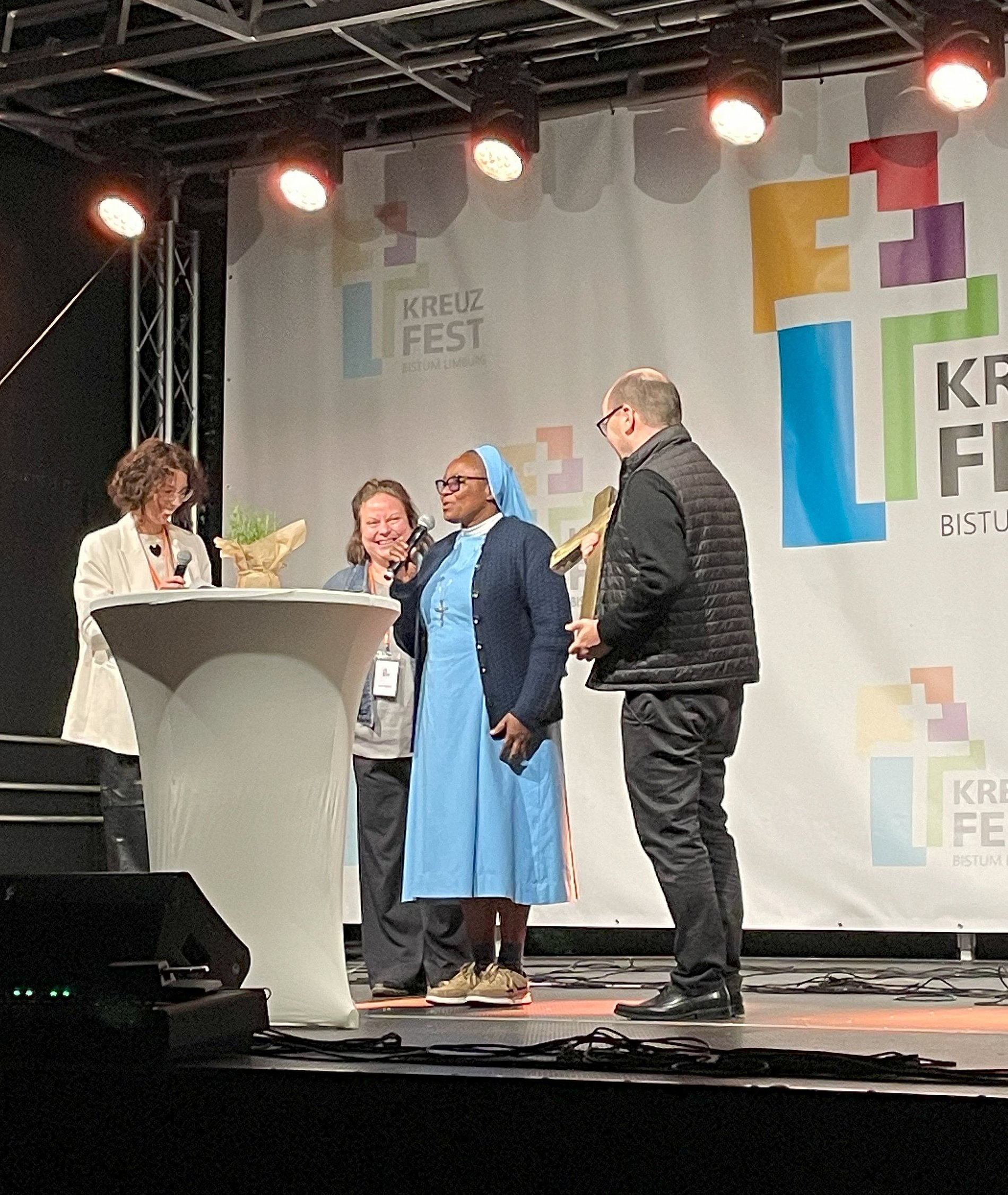 Moderatorin Donna Henz im Gespräch mit S. Mercy Benson (übersetzt von Anne Zegelmann) und missio Präsident Dirk Bingener.