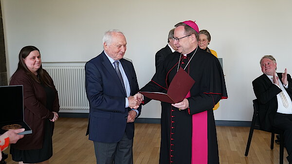 Hermann Menne mit Bischof Dr. Bätzing