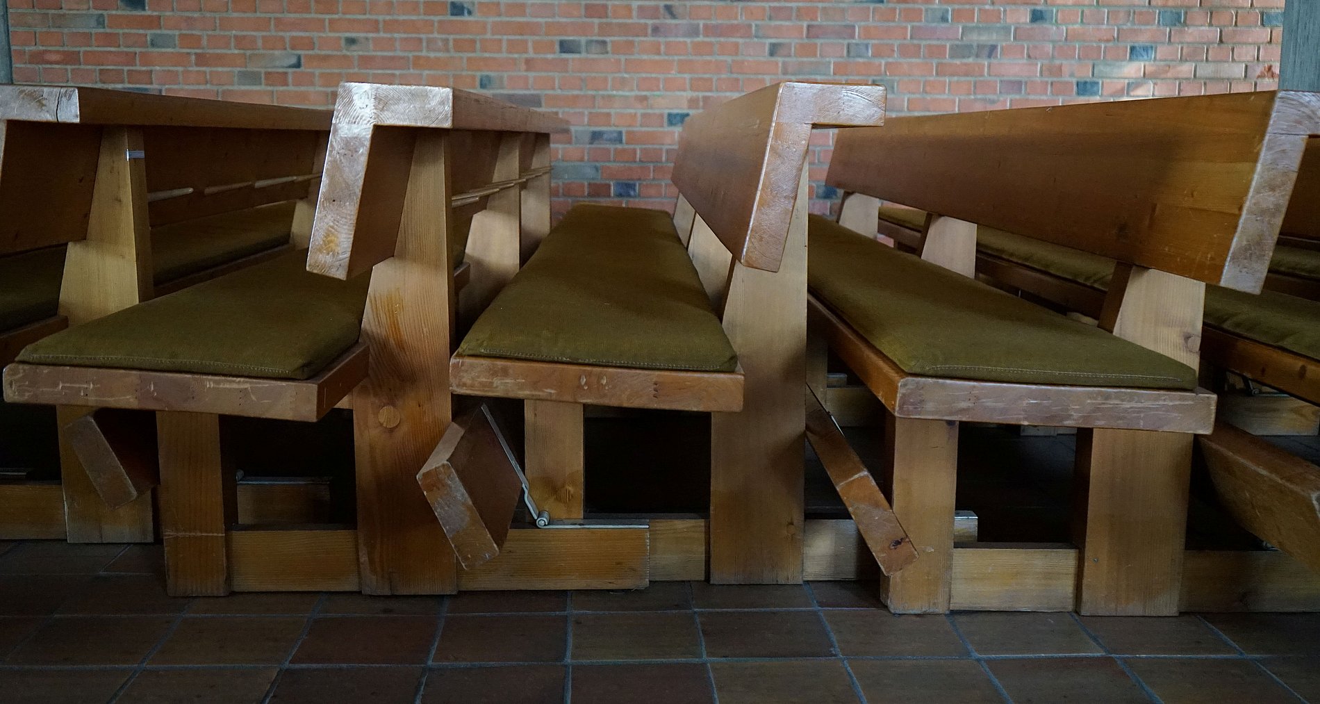 Die weggeräumten Kirchenbänke werden im Oktober wieder auf ihre Plätze gestellt.
