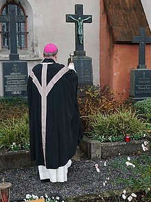 Bischof Georg Bätzing segnet Gräber an Allerseelen