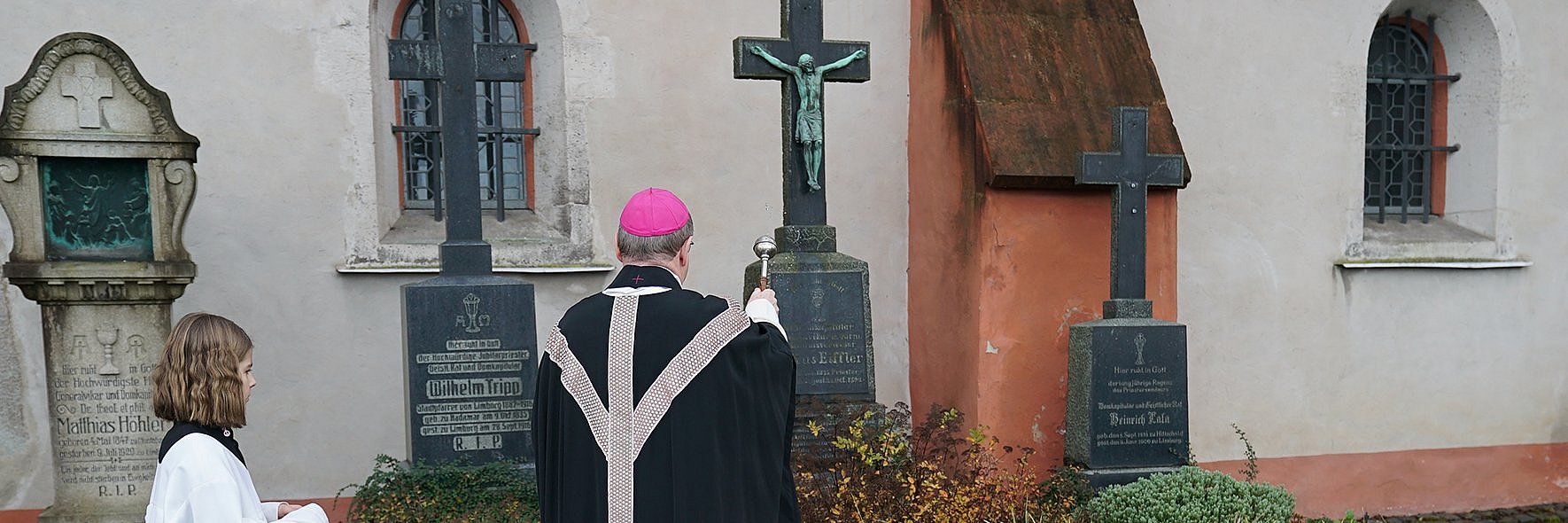 Bischof Georg Bätzing segnet Gräber an Allerseelen