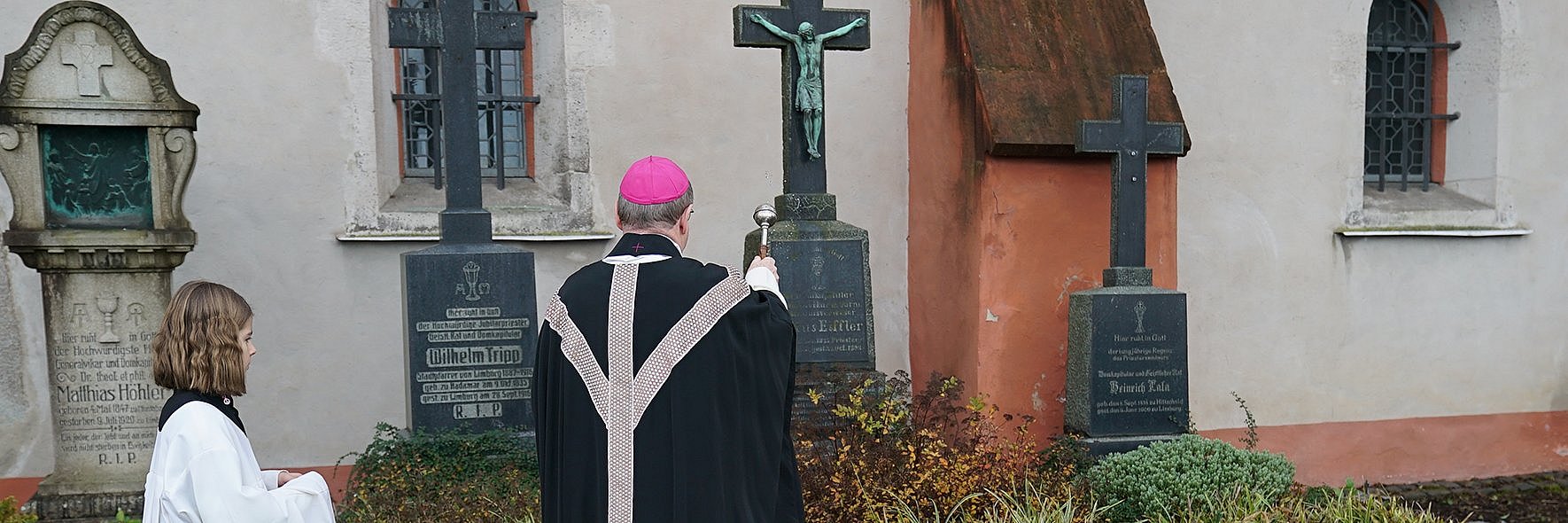 Bischof Georg Bätzing segnet Gräber an Allerseelen