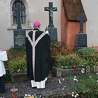Bischof Georg Bätzing segnet Gräber an Allerseelen