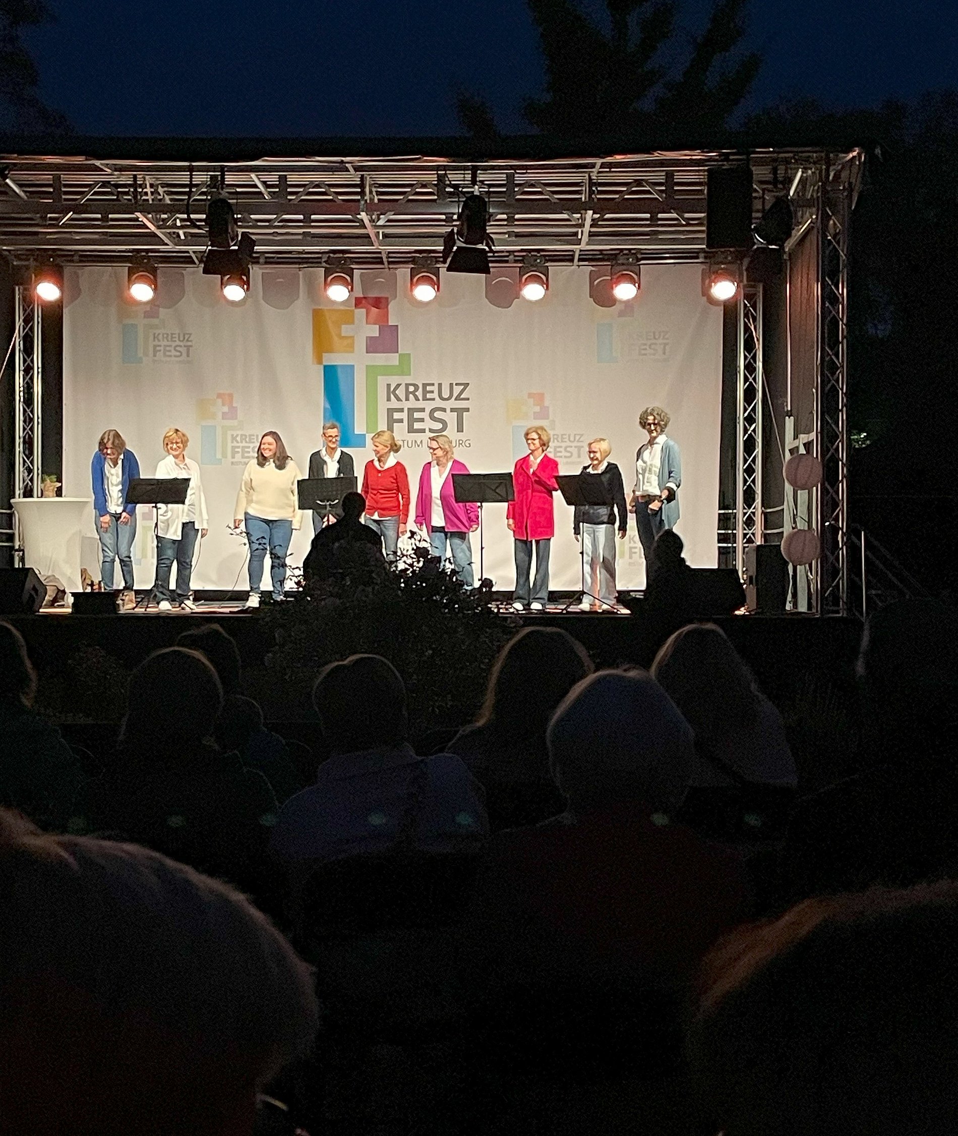 St. PePaSoul, das junge Frauenensemble aus Wiesbaden, bannte mit Soul-Klassikern à la Aretha Franklin und Whitney Houston wie mit neuen geistlichen Liedern die über 100 Besucherinnen und Besucher im Bischofsgarten