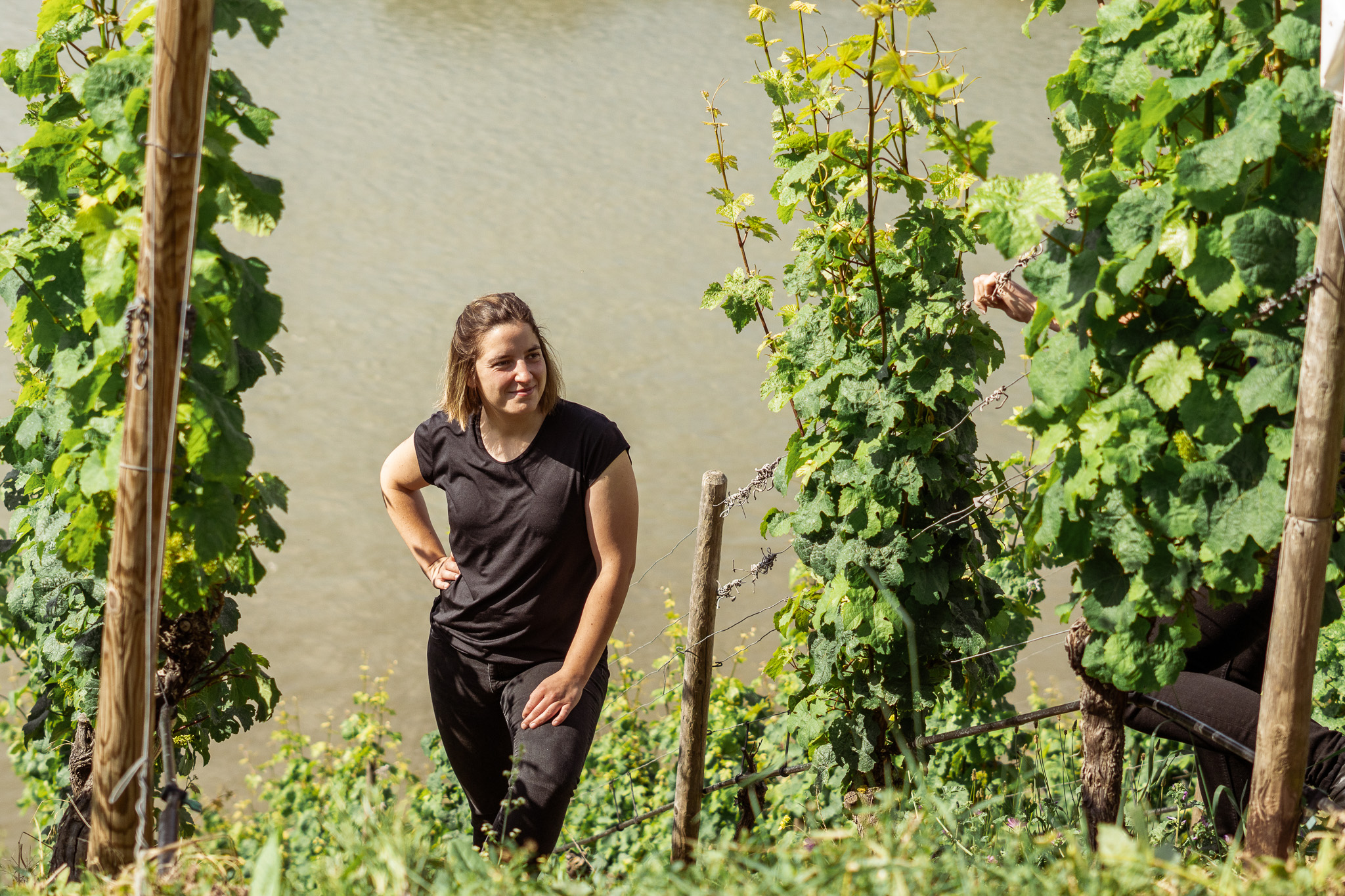 Mariett Schmoranz steht in einem Weinberg in Rüdesheim. Sie ist die neue Geschäftsführerin des Bischöflichen Weinguts.