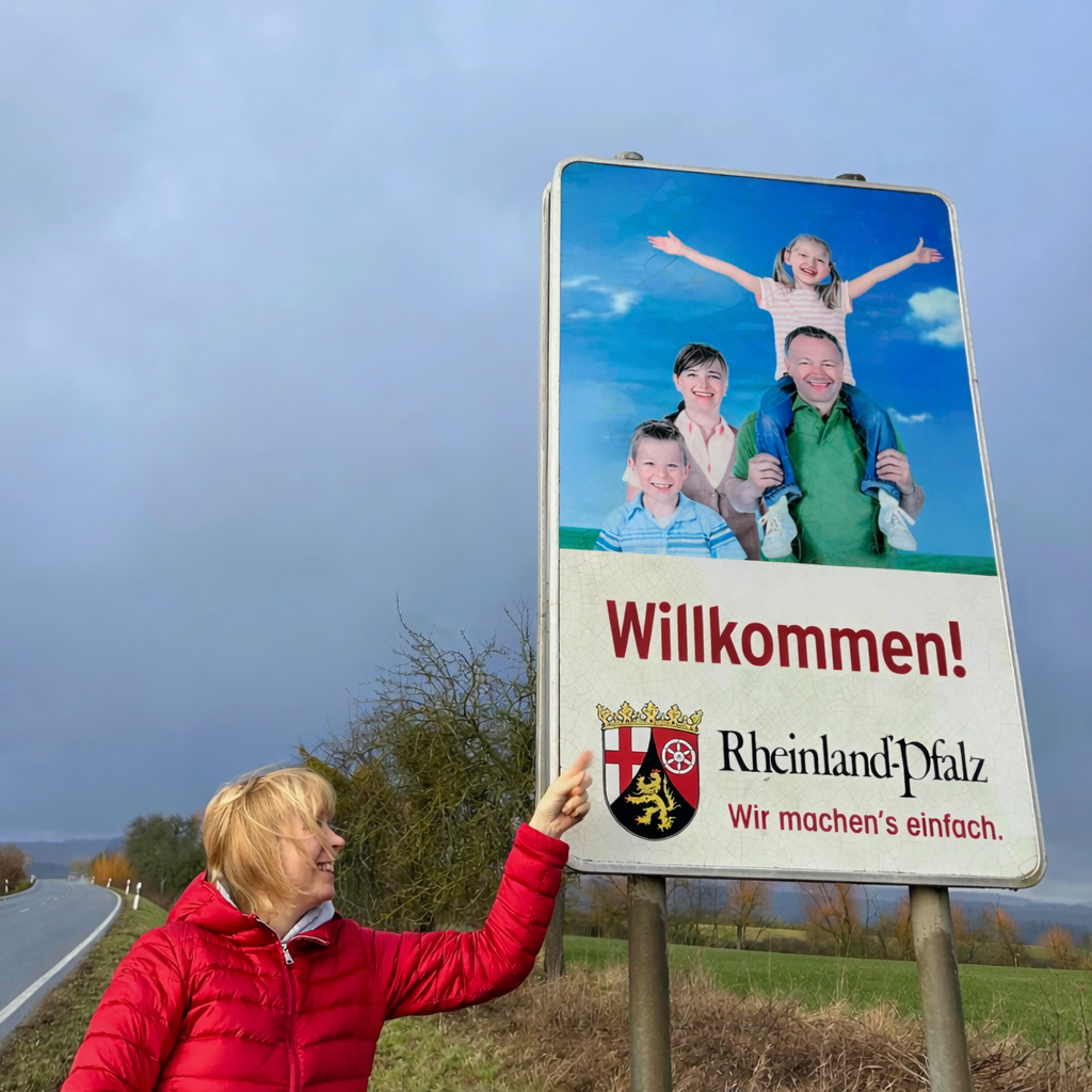 Anne Badmann steht am Schild zur Grenze zu Rheinland-Pfalz.